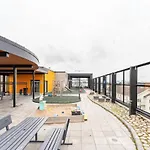 Modern 1br & Balcony Next To Railway Station
