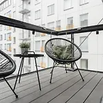 Modern 1br & Balcony Next To Railway Station *