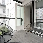 Apartment Modern 1br & Balcony Next To Railway Station *