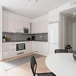 Modern 1br & Balcony Next To Railway Station