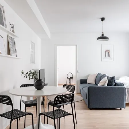 Modern 1br With Balcony Next To Railway Station