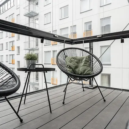 Modern 1br With Balcony Next To Railway Station *