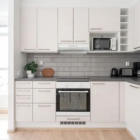 Modern 1br & Balcony Next To Railway Station