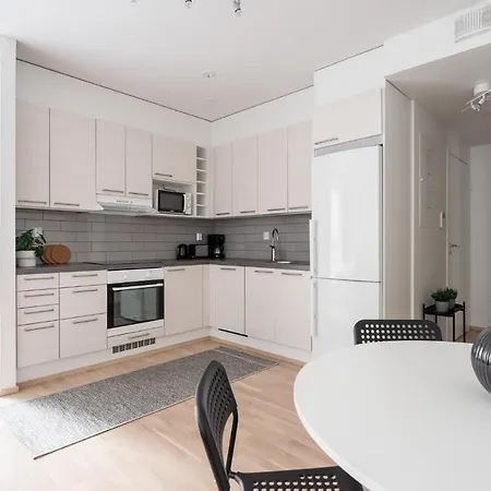 Modern 1br & Balcony Next To Railway Station
